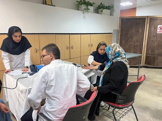 غربالگری رایگان قند و فشار خون برای ارتقای سلامت سالمندان در بیمارستان فارابی 