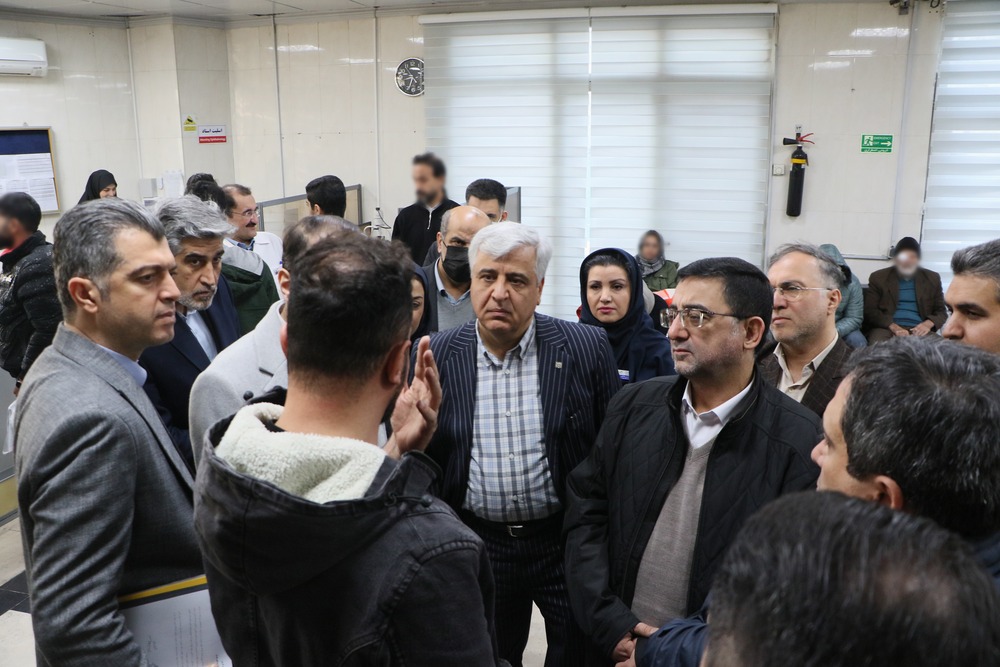 عیادت رئیس دانشگاه علوم پزشکی تهران از مجروحان حوادث اخیر در بیمارستان فارابی / قدردانی از کادر درمان