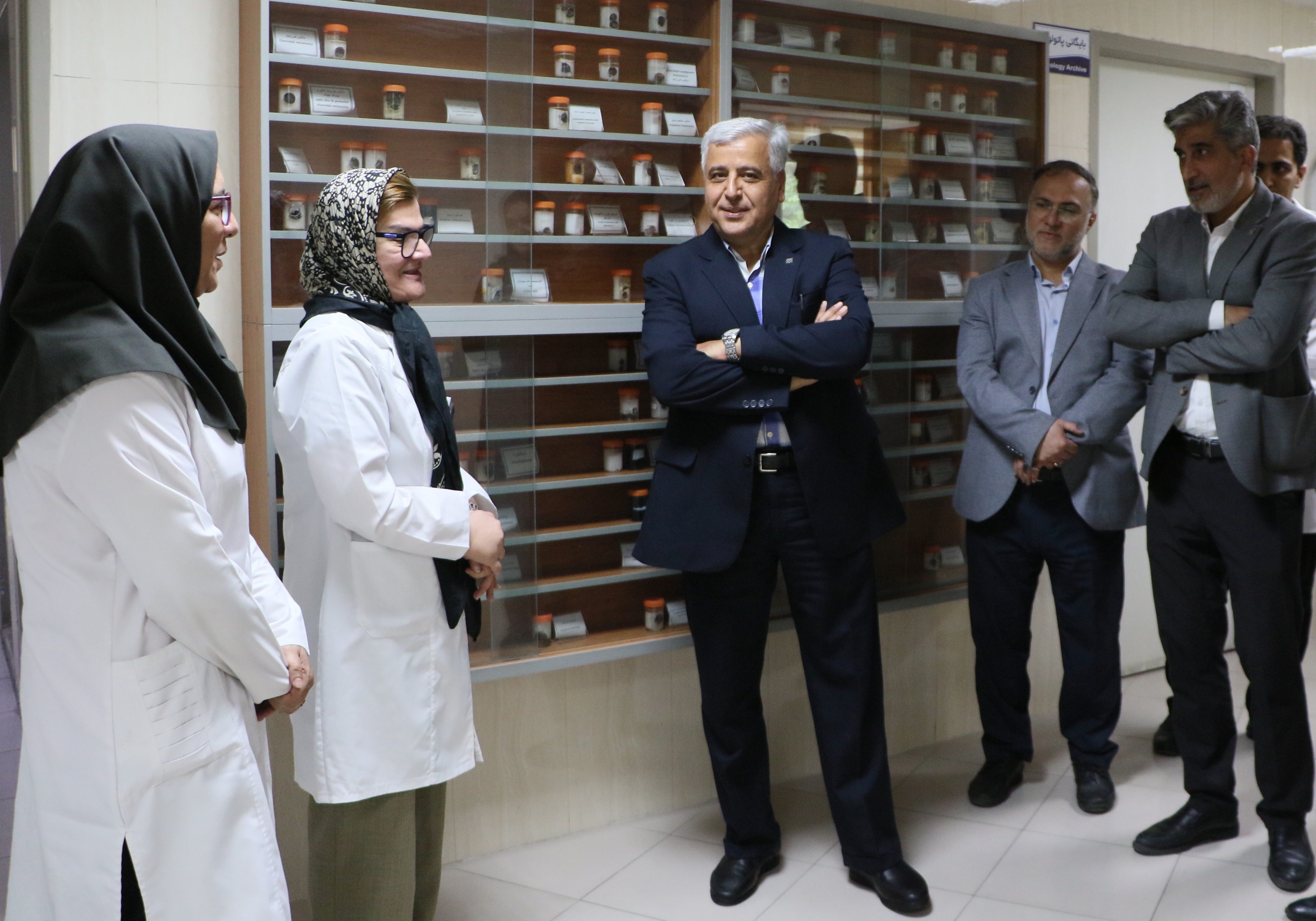 دیدار رئیس بیمارستان فارابی با کارکنان آزمایشگاه این مرکز